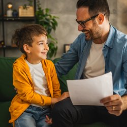 Loben, aber bitte richtig: Die 8 besten Sätze, um dein Kind nach dem Zeugnis aufzubauen