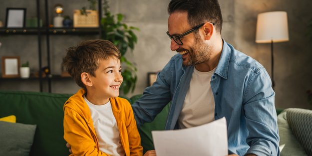 Loben, aber bitte richtig: Die 8 besten Sätze, um dein Kind nach dem Zeugnis aufzubauen