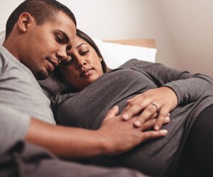 Liegen in der Schwangerschaft: Was "Bettruhe" bedeutet und wie du sie leichter durchhältst