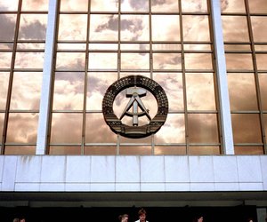 DDR‑Romane, die bewegen: 14 Bücher, die euch mitten ins damalige Leben ziehen