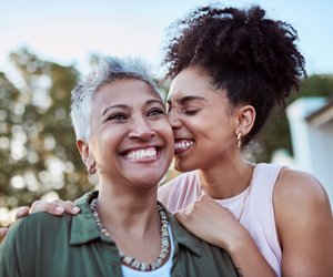 Psychologie: 10 Sätze, die dich deinem erwachsenen Kind wieder näherbringen