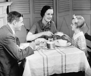 Mach mit bei der Umfrage: Müssen Kinder am Esstisch Regeln befolgen oder seht ihr das entspannt?