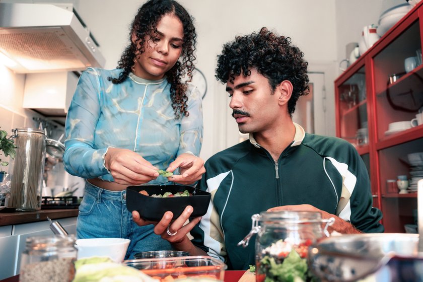 Frau und Mann machen Meal-Prep Frau und Mann machen Meal-Prep