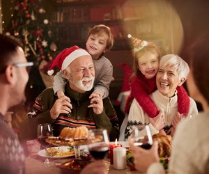 So bringst du Oma & Opa mit Demenz wieder ins Weihnachtsgefühl – ohne Stress