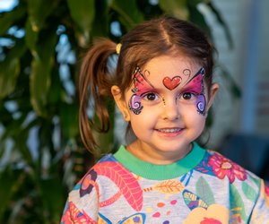 Mit Glitzer und Farbe: So schminkst du dein Kind zum sweeten Schmetterling