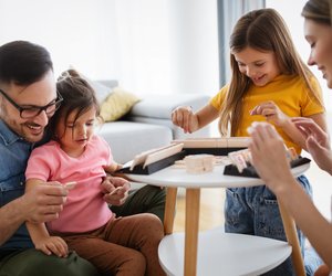 Silvester-Spiele für Familien: So bleibt ihr garantiert wach bis Mitternacht