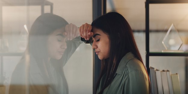 Psychologie: 6 SOS-Signale deines Körpers, die du nicht ignorieren darfst