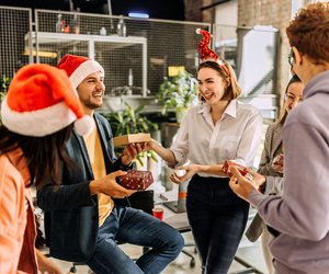 Schluss mit lahmen Socken: Diese 15 Wichtelgeschenke kommen richtig gut an