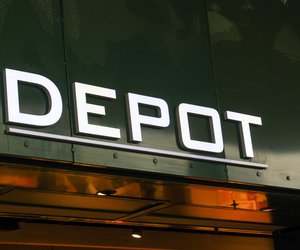 Diese sommerliche Kissenhülle von Depot zieht alle Blicke auf sich