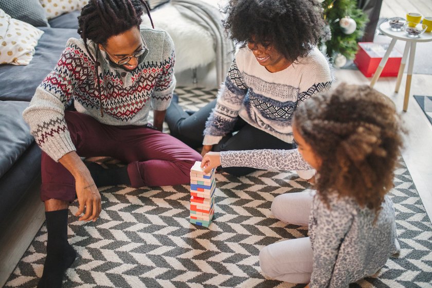 Familie spielt ein Spiel