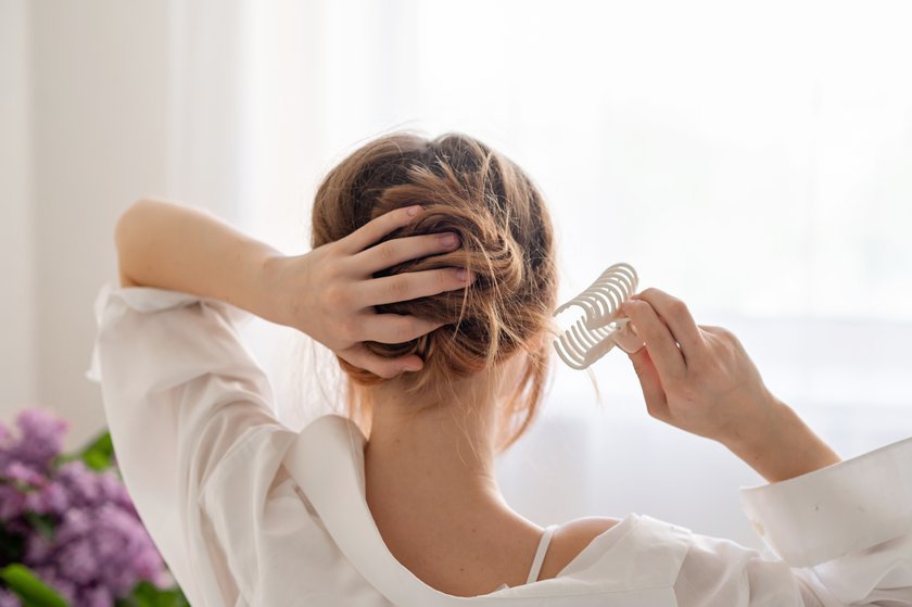 Frau benutzt Claw Clip