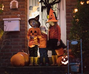 Halloween-Hüte basteln: 8 einfache Schritte, die sogar Bastelmuffel schaffen