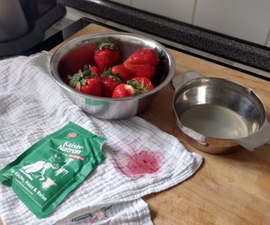 Erdbeerflecken: So gehen die roten Flecken wieder raus