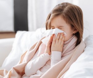 Bye bye Rotznase: Was gegen Schnupfen beim Kleinkind am besten hilft