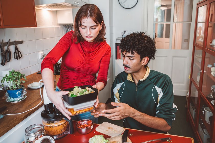 Frau und Mann machen Meal-Prep in Küche