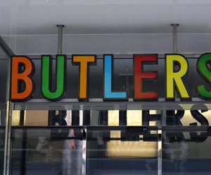 Für kleine Balkons: Dieser schicke Gartentisch von Butlers ist platzsparend und stylish