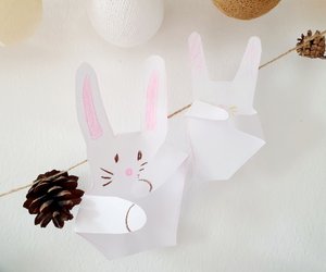 So könnt ihr süße Osterhasen per Handabdruck basteln (super auch für kleine Kids!)