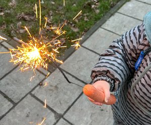 Nie mehr aua! bei Wunderkerzen – der geniale Silvester-Hack, den sogar Kinderärzte feiern