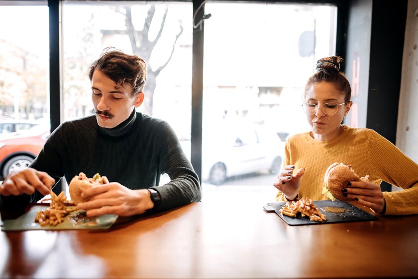 Paar im Burgerrestaurant