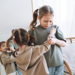 Eltern-Hack: 5 Blitz-Sätze, die Geschwisterzoff in Sekunden stoppen