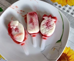 Ohne Eismaschine: So macht ihr euer eigenes Erdbeer-Rhabarber-Eis