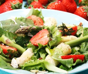 Dieser Spargel-Erdbeer-Rhabarber-Salat ist mega lecker und bombengesund