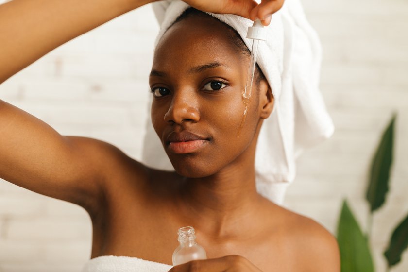 Frau trägt Serum auf