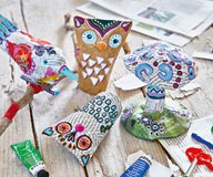 Pappmaché Tiere: Farbenfrohe Waldbewohner