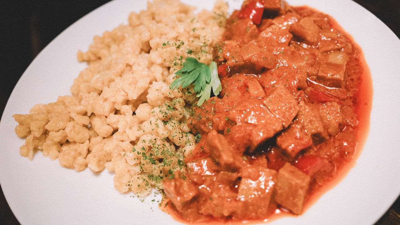 Sieht aus wie Gulasch, ist aber Seitan.
