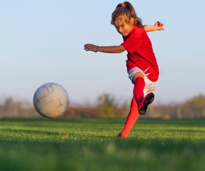 Diese wichtigen Skills lernen Kinder beim Fußball spielen