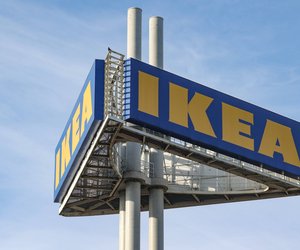 Mit diesem IKEA-Hack wird ein Tellerhalter zur Kindergarderobe