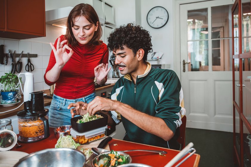 Paar macht veganes Meal-Prep