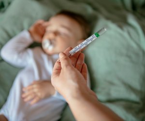 Fieber bei Baby und Kleinkind: Temperatur richtig einordnen mit der Fiebertabelle