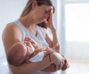 Mit Erkältung stillen: Geht das und welche Medikamente sind erlaubt?