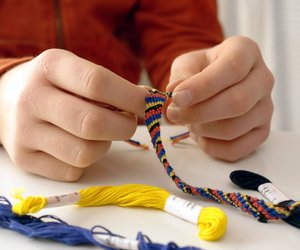 Freundschaftsbänder knüpfen: Eine einfache Anleitung für Groß und Klein