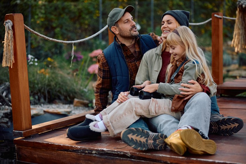 Familien-Routinen 2026: Glückliche Familie verbringt Zeit in der Natur Familien-Routinen 2026: Glückliche Familie verbringt Zeit in der Natur