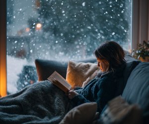 Ruhe, Kerzenschein & gute Bücher: 14 Roman‑Empfehlungen für die Vorweihnachtszeit