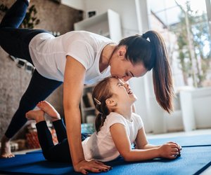 Diese 5 Tools helfen deinem Kind, zuhause mit Yoga runterzukommen