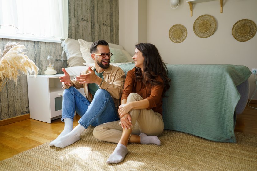 Pärchen unterhält sich im Schlafzimmer