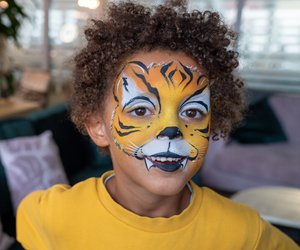 Schmink-Expertin Carola zeigt, wie ein cooles Tiger-Gesicht gelingt