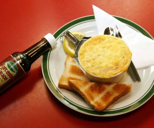 So schmeckt Ostalgie: 5 DDR‑Party-Gerichte, die jeder heute noch nachkochen kann