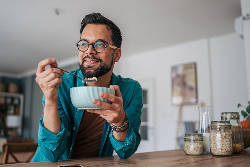 Morgenroutine gegen Stress: Mann beim Frühstücken