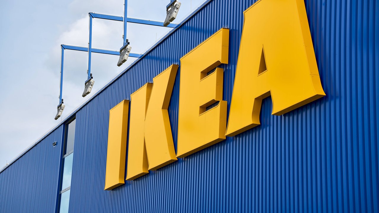 Geniales IKEA-DIY gegen Kabelsalat auf dem Flur. Geniales IKEA-DIY gegen Kabelsalat auf dem Flur.