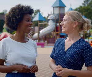 Einfach ansprechen, wirklich verbinden: 5 Sätze, mit denen du Eltern-Freundschaften knüpfst