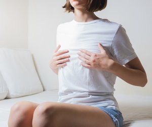 Brust abtasten: Warum es ein bisschen Überwindung kostet und wie es geht