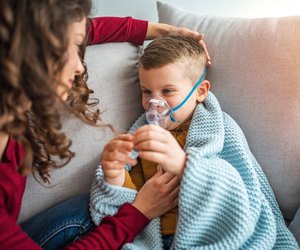 Husten beim Kleinkind geht nicht weg? Mögliche Gründe und wann ihr zum Arzt müsst