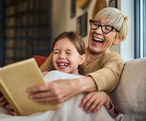 Dein chinesisches Tierkreiszeichen weiß, wie du als Großelternteil bist oder wirst