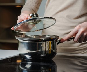 Klein, aber genial: So verschwinden Topfdeckel platzsparend