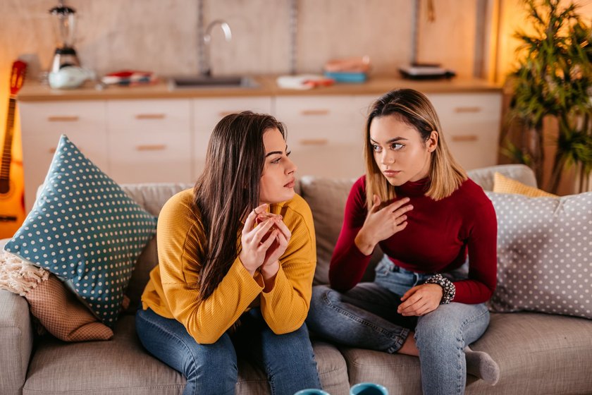 10 Anzeichen, dass du dich von Familie und Freunden entfernst