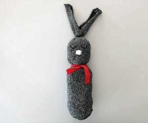 Kuscheltier nähen: So bastelt ihr eine einfache Hasen-Sockenpuppe
